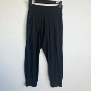 Lululemon black cropped jogger yoga leggings size 4